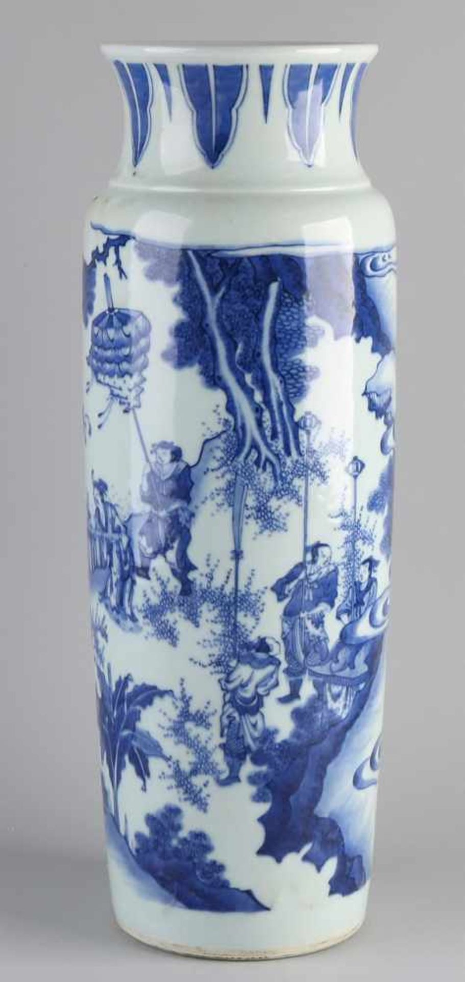 Große blau / weiße Schriftrollenvase aus chinesischem Porzellan mit Berglandschaft / Figuren /