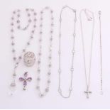 Lot Silberschmuck, 925/000, mit 2 Halsreifen mit Glasperlen mit silbernen Abstandshaltern,