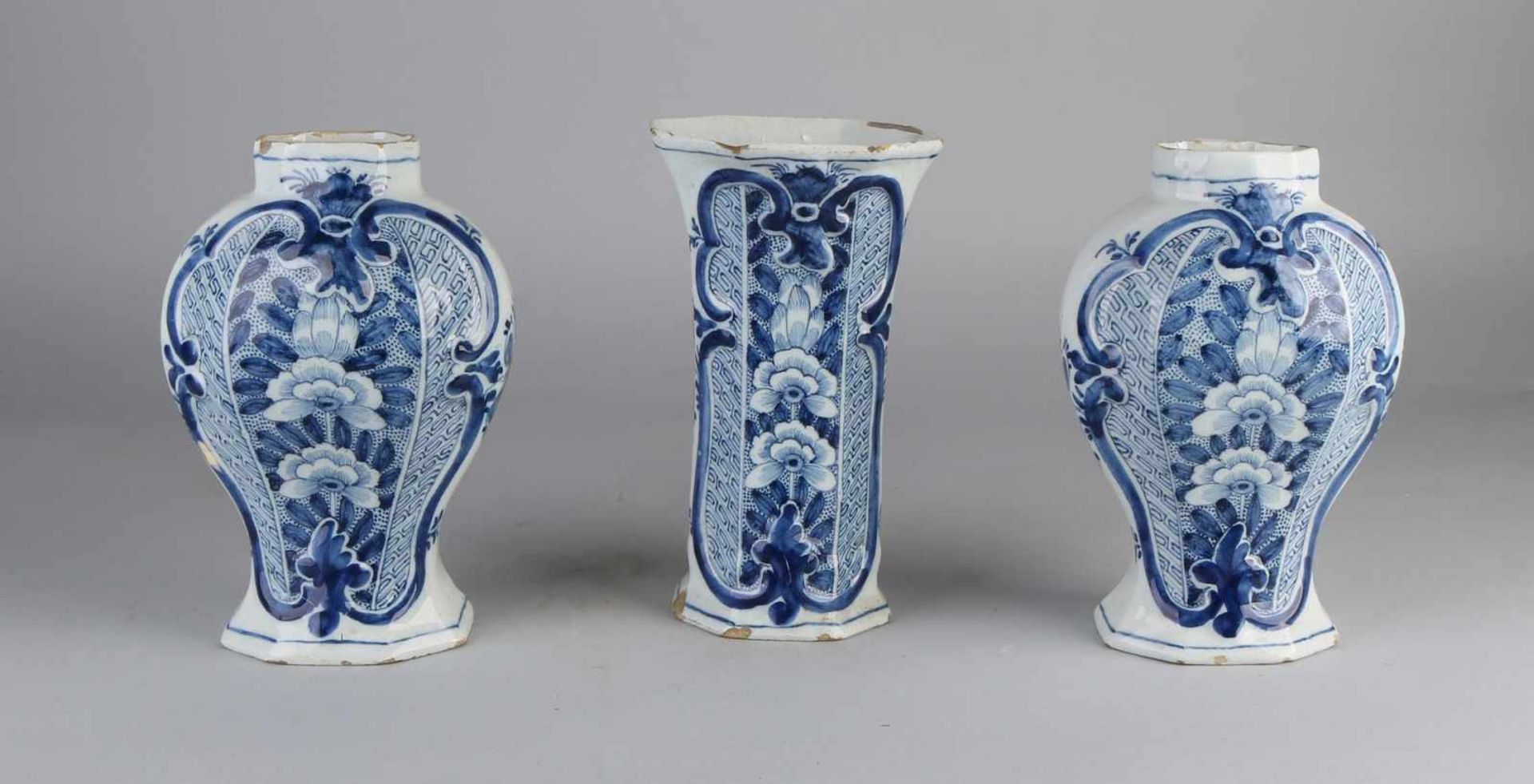 Ewer, gekennzeichnet mit Delfter Schrankset. 18. Jahrhundert. Ohne Deckel. Eine Vase geklebt +