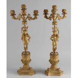 Zwei große feuervergoldete Bronze-Kerzenhalter aus Bronze mit venezianischen Figuren. Um 1820.