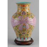 Famille Rose Vase aus chinesischem Porzellan mit gelber Glasur, Blumendekor und rosa Schleife +