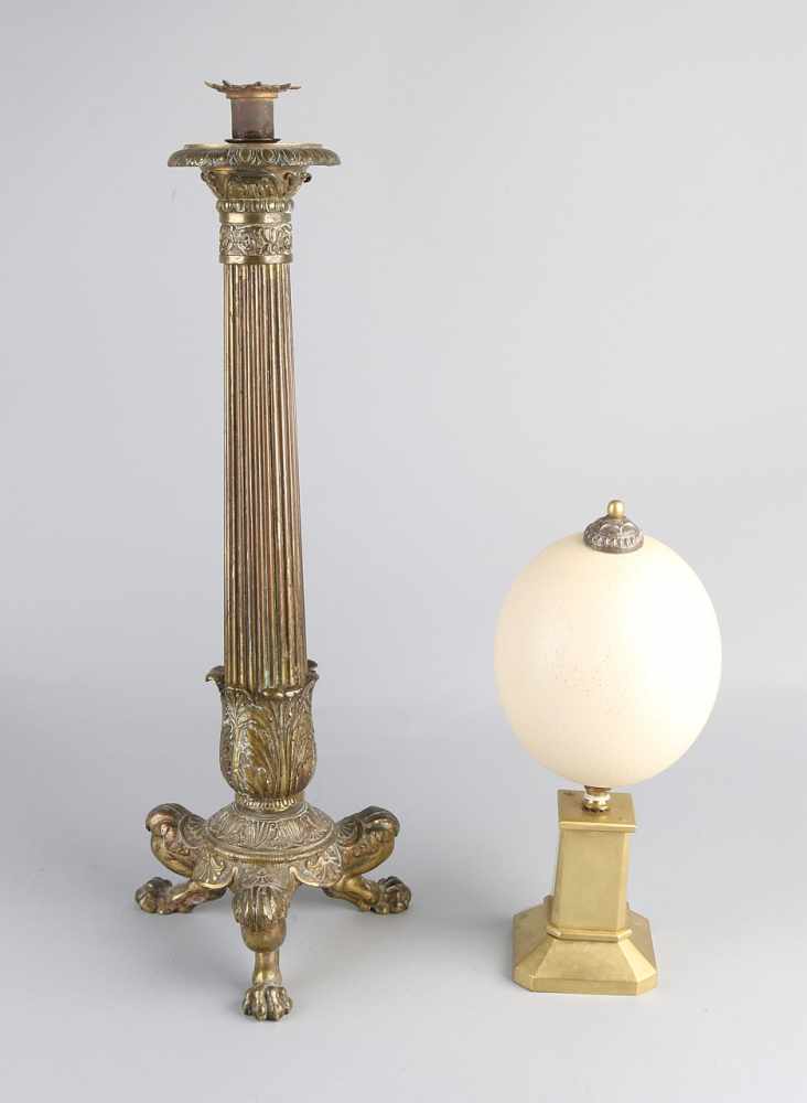 Straußenei auf Messingsockel + Messinglampensockel. 20. Jahrhundert. Größe: 30 - 53 cm. In guter