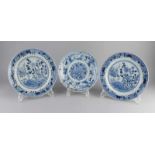 Drei antike chinesische Porzellanteller. 18. Jahrhundert. Bestehend aus: Zweimal Landschaften mit