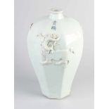 Große achteckige Vase aus chinesischem Porzellan Blanc de Chine mit Foo-Hunden und chinesischen