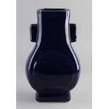 Chinesische Porzellanvase mit blauer Glasur und Bodenmarkierung. Abmessungen: 30 x 17 x 14 cm. In