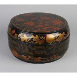 Große antike japanisch / chinesische Lackbox mit goldfarbenem Vogel- und Blütenzweigdekor. Erste
