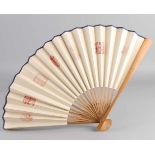 Chinesischer Bambusfan mit chinesischen Familienzeichen. Größe: 33 x 57 cm. In guter Kondition.