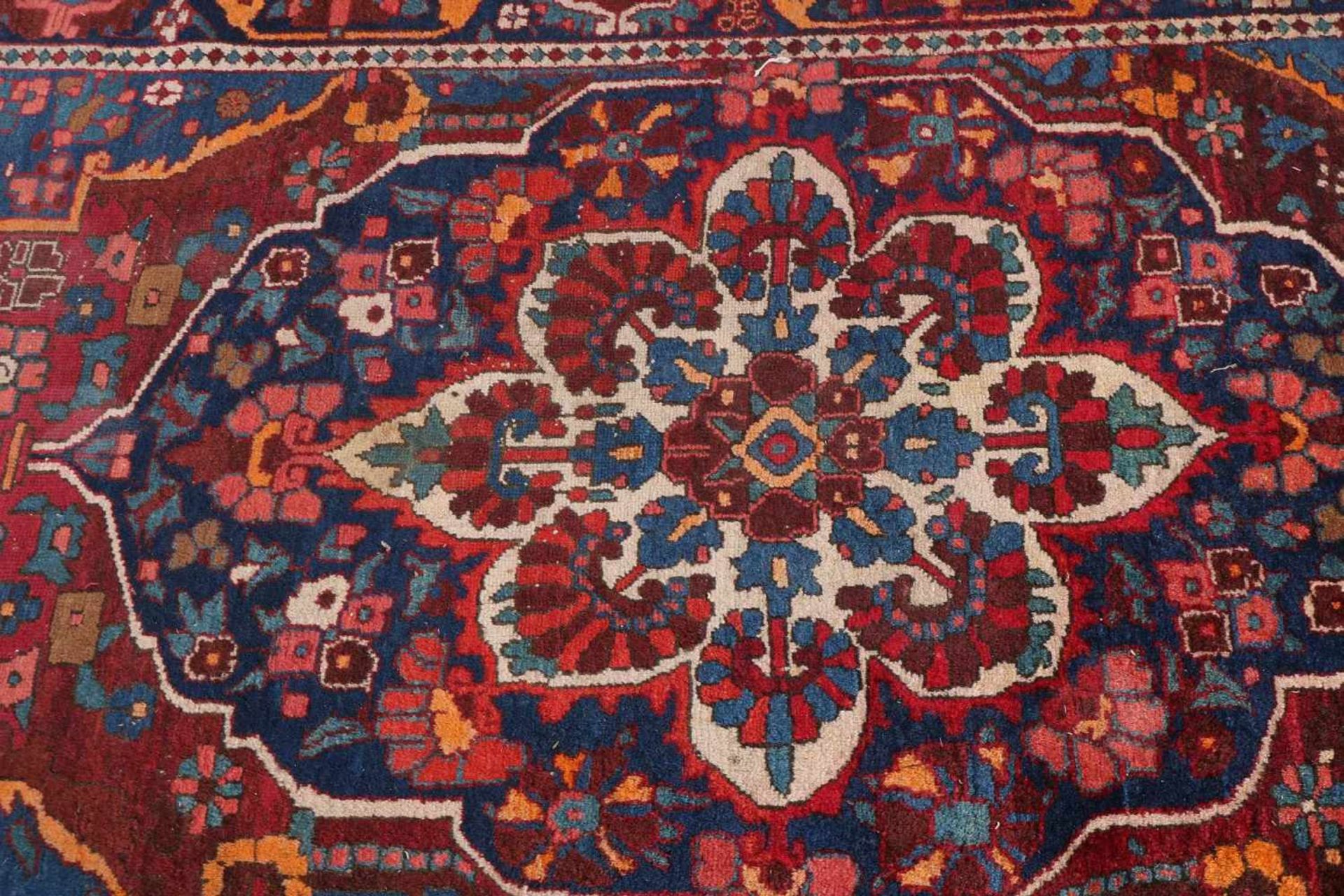 Handgeknüpfter Teppich in den Farben Rot / Blau mit einem großen Medaillon in der Mitte. Größe: - Bild 2 aus 3