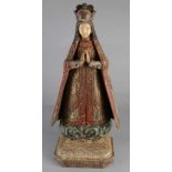 Russisch-orthodoxe holzgeschnitzte Heilige Maria mit Polychromie. Größe: H 55 cm. In guter