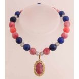 Lapislazuli und Achat mit goldener Halskette, 585/000. Halskette mit facettierten Achat- und