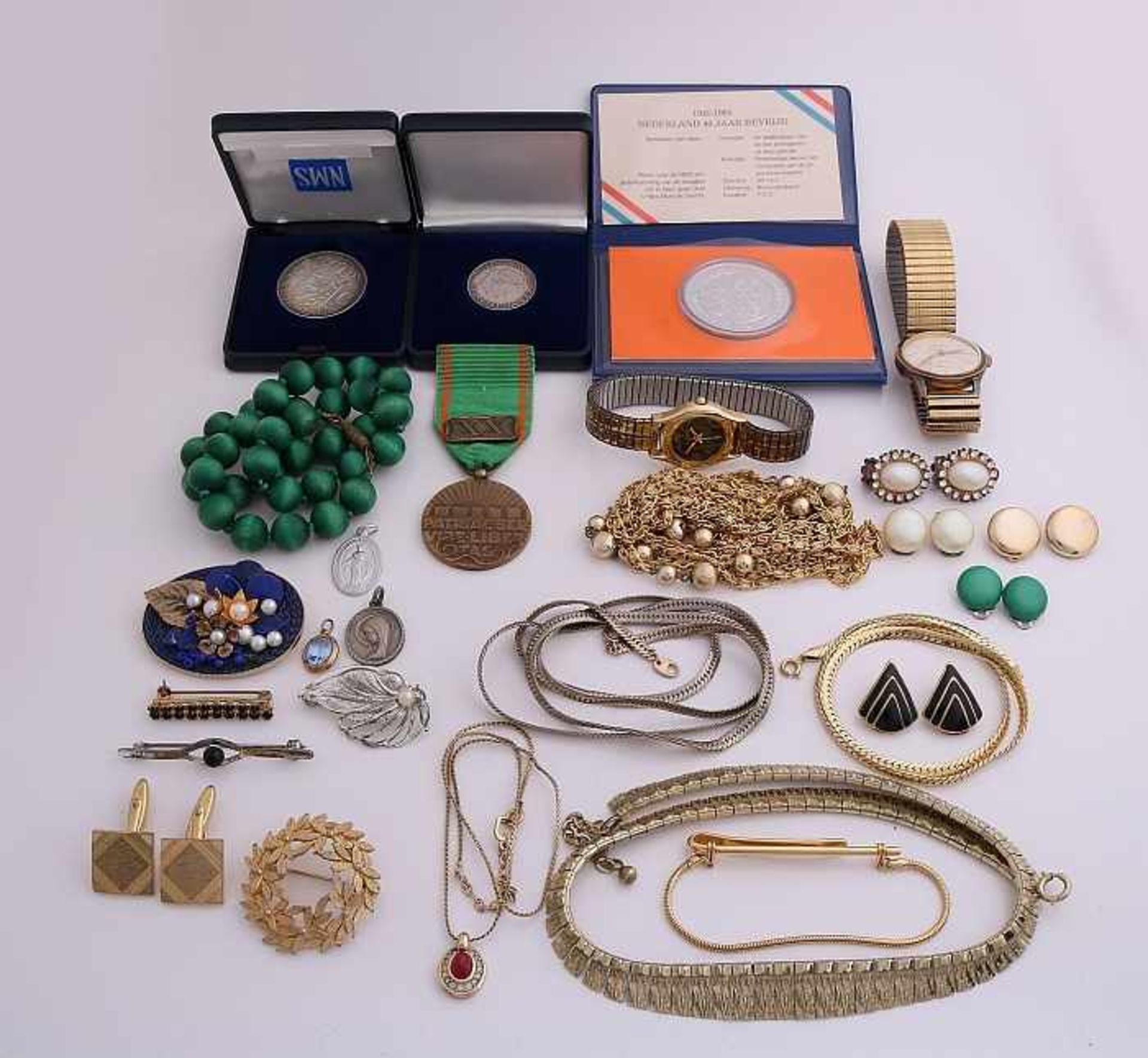 Große Menge Schmuck einschließlich Halsketten, Ohrclips , eine Uhr und Münzen.Large lot of