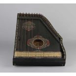 Antike deutsche Zither. Um 1910. Markiert die Globe Keyboard Zither. Abmessungen: 50 x 35 x 5 cm. In