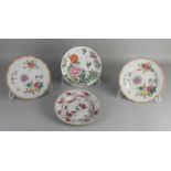 Vier antike chinesische Porzellan Family Rose Teller. 18. - 19. Jahrhundert. Blumen- / Vogel- /
