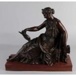 Bronzefigur aus dem 19. Jahrhundert auf rotem Marmorsockel. Griechische Frau mit Lyra.