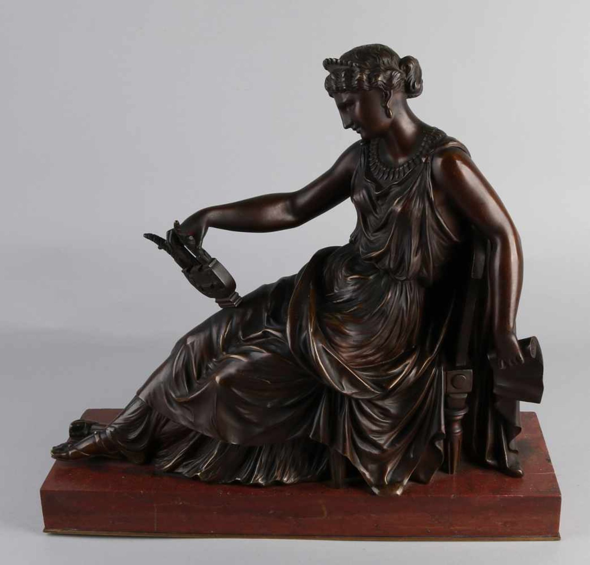 Bronzefigur aus dem 19. Jahrhundert auf rotem Marmorsockel. Griechische Frau mit Lyra.