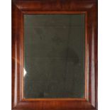 Mahagoni-Spiegel aus dem frühen 19. Jahrhundert. Abmessungen: H 50 x Ø 40 cm. In guter Kondition.<b