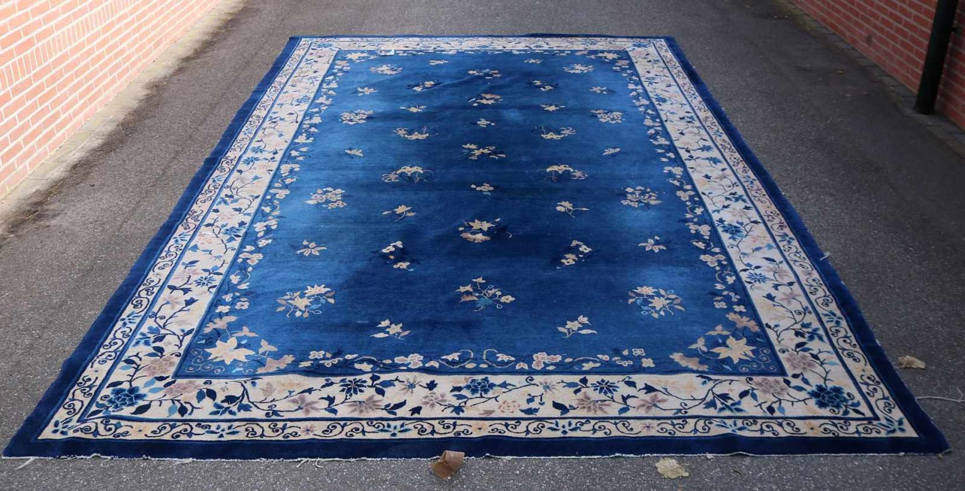 Großer blau-cremefarbener Perserteppich mit Blumendekor. Leichte Gebrauchsspuren. Größe: 272 x 430