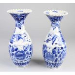 Zwei japanische Imari-Kragenvasen aus Porzellan mit Drachendekor. Größe: H 31,5 cm. In guter