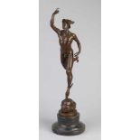 Große Bronzefigur auf schwarzem Marmorsockel. Hermes. 21. Jahrhundert. Größe: 60 cm. In guter