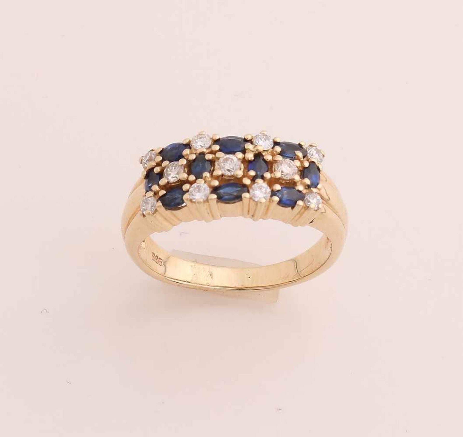 Gelbgoldring, 585/000, mit Diamant und Saphir. Ring bestehend aus 3 Reihen Bein-Chatons, abwechselnd
