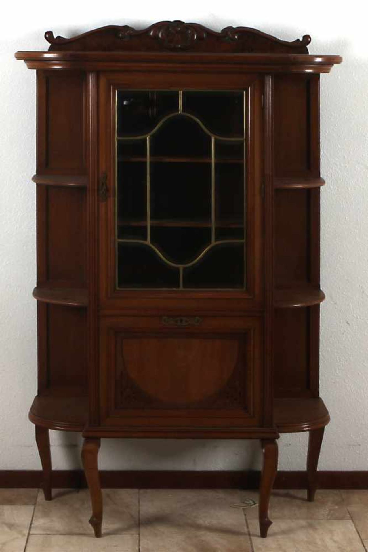 Mahagoni Vitrine mit geschliffenem Glas und halbkreisförmigen Wangen in geschossiger Form.