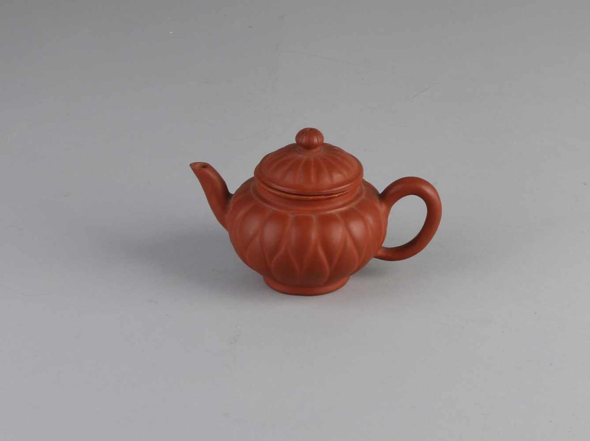 Chinesische Yixing Teekanne mit Bodenmarke. Größe: 8,5 x 14 x Ø 8,5 cm. In guter Kondition.