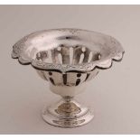 Runde Spitze gesägt 835/000 Silber Teeofen, Größe: 15 x 10,5 cm. Mit konturierter gravierter