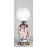 Japanische Imari Petroleum Petroleumlampe aus dem 19. Jahrhundert mit Figuren im Landschafts- /