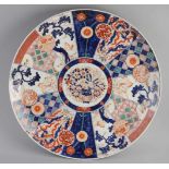 Sehr große dekorative Imari-Porzellanschale aus dem 19. Jahrhundert mit Blumen / Pferden im