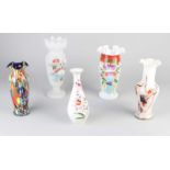 Fünf Vasen, darunter: viermal alte / antike Glaswaren und eine Porzellanvase, Light VEB. Unter
