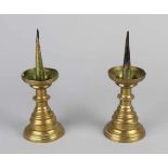 Zwei Kerzenhalter aus antikem Messing. 19. Jahrhundert oder älter. Größe: 24 x Ø 8,5 cm. In guter