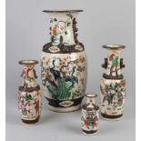 Vier alte / antike chinesische / kantonesische Vasen mit Kriegerdekor + Bodenmarke. Große Vase hat