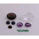Viele Edelsteine: ein großer Bergkristall, birnenförmig, 125,8 ct, Rauchquarz, oval facettiert, 70,
