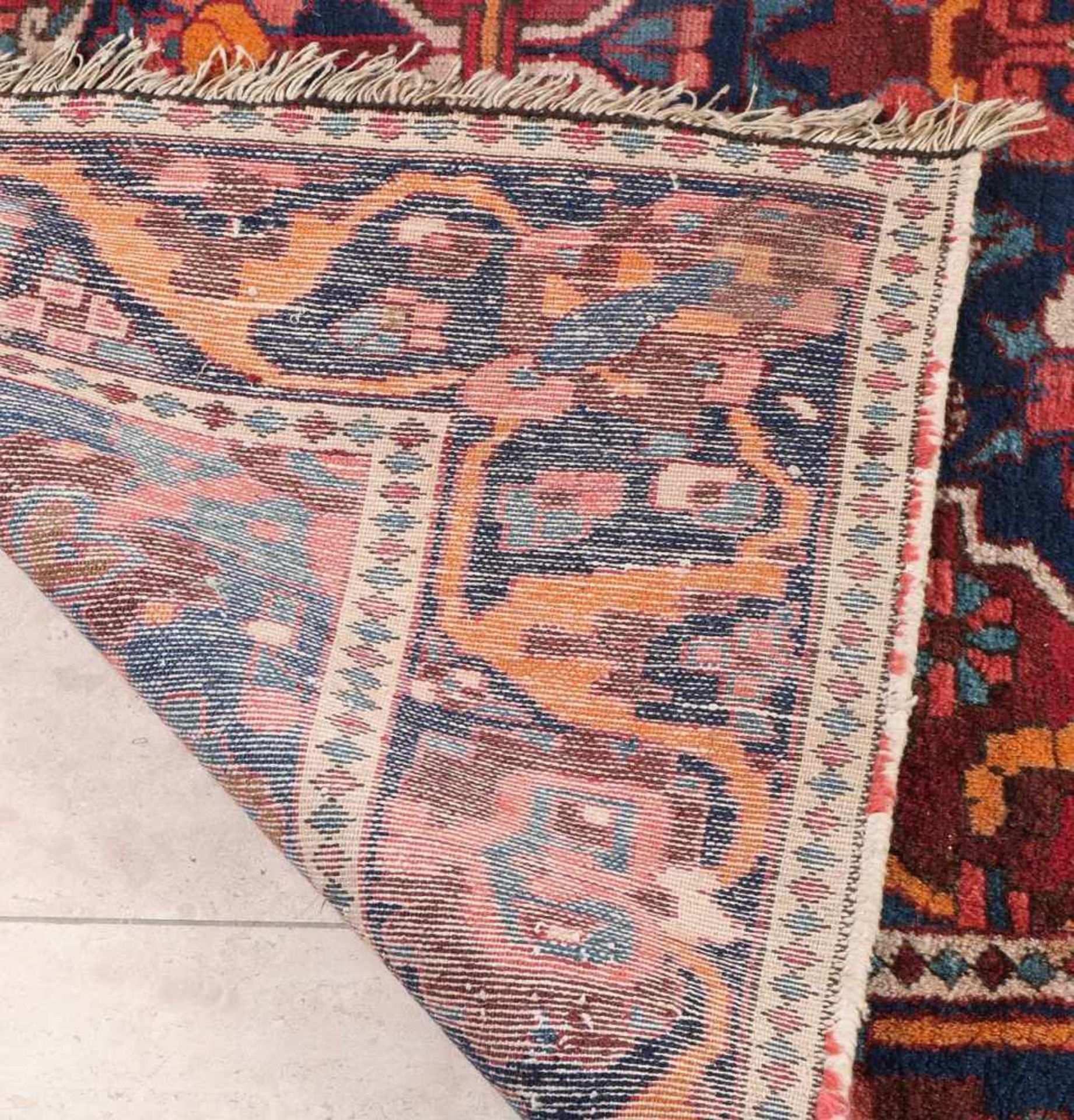 Handgeknüpfter Teppich in den Farben Rot / Blau mit einem großen Medaillon in der Mitte. Größe: - Bild 3 aus 3