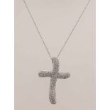 Silberkette und Kreuzanhänger, 925/000, mit Diamanten. Fein gedrehte Halskette am Kreuz, leicht