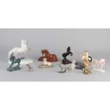 Elf verschiedene Pferde / Einhörner. Verschiedene Materialien; Bronze, Porzellan, Keramik. Zweite
