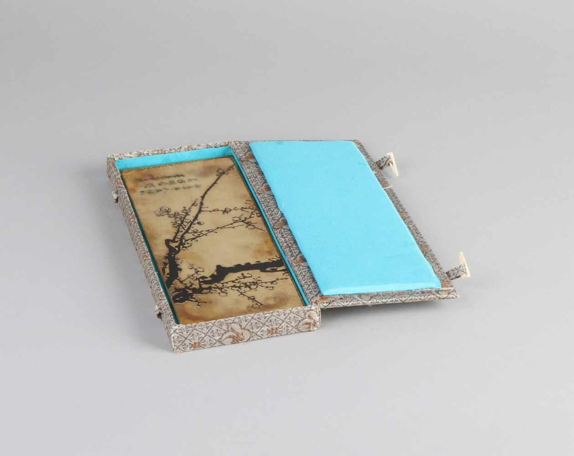 Chinesische / japanische Bronzetafel mit Text + Unterschrift. Prunus Zweig Dekor. Abmessungen: H