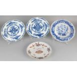 Set aus vier Delfter Tellern aus dem 18. Jahrhundert mit Blumenvase / chinesischem Gartendekor.