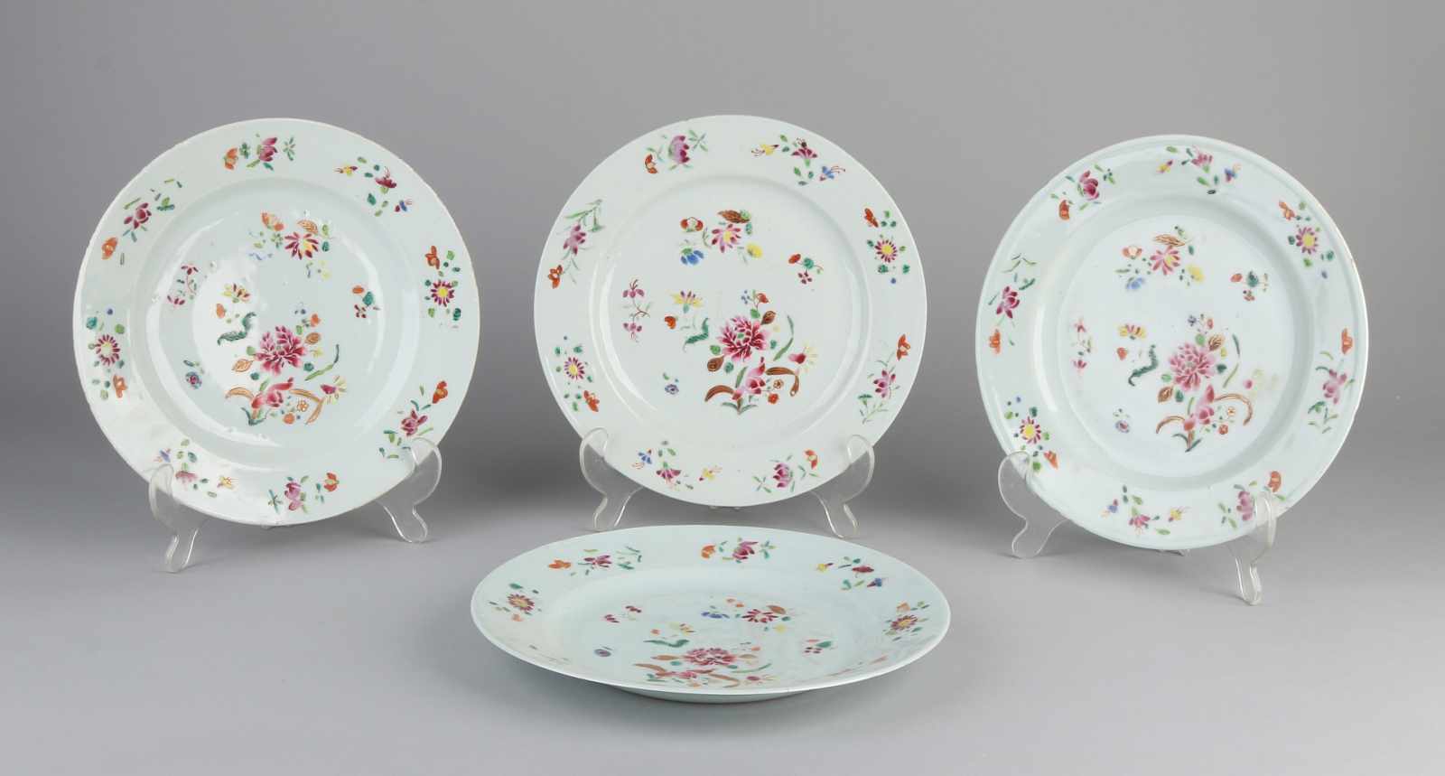 Vier chinesische Porzellanteller aus dem 18. Jahrhundert mit Blumendekor. Eine Platte Haarriss, eine