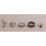 Lot mit 5 silbernen Ringen, von denen einer mit rosa Zirkonia besetzt ist. ca. 34,6 Gramm.