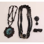 Set Trauerschmuck mit einer Gitten-Halskette, 2 Broschen und einer Halskette mit einem großen