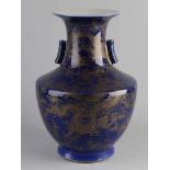 Große chinesische Porzellanvase mit blauer Glasur und goldener Drachendekoration. Größe: 36 x Ø 23