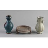 3x chinesisches Porzellan. Bestehend aus: Celadon Vase weiß-grau. Knobvase mit blauer Glasur. Flache