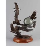 Bronze Franklin Mint Skulptur fliegende Adler in den Wolken mit einer Glaskugel, stehend auf einem