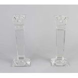 Zwei große moderne quadratische Kerzenhalter aus Kristallglas. 21. Jahrhundert. Größe: 30 cm. In