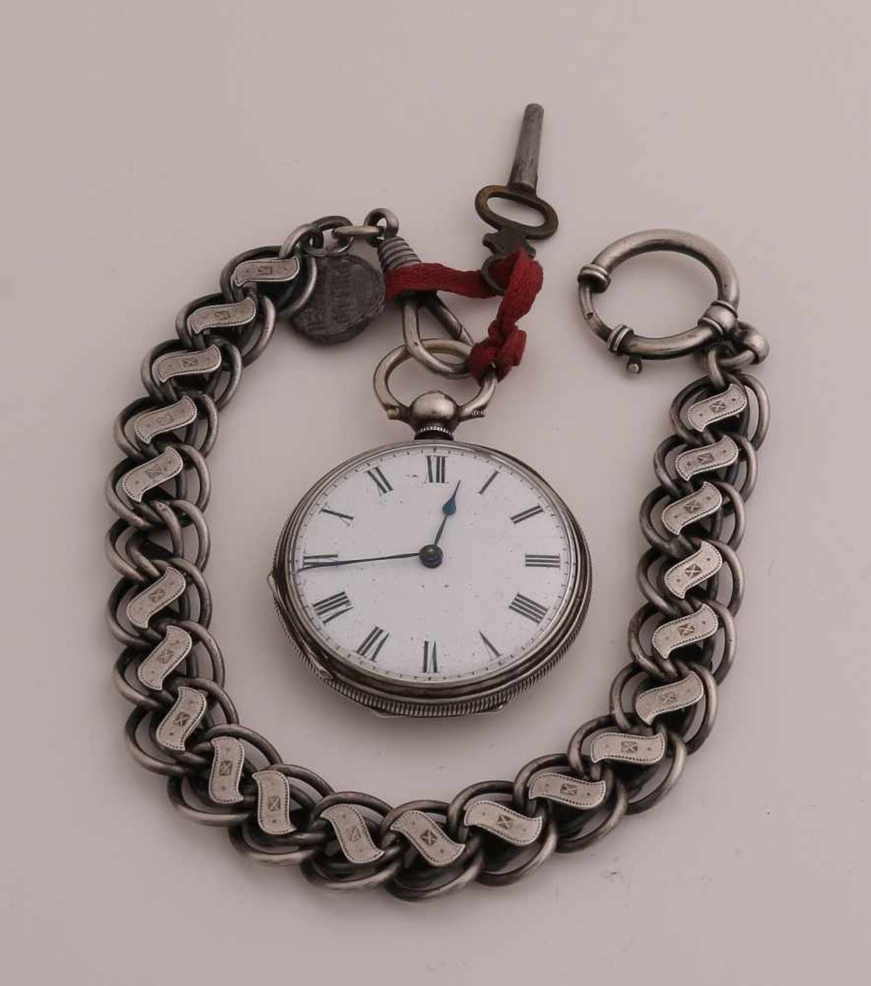 Silberne Taschenuhr mit silberner Uhrenkette, 800/000. Uhr, ø38mm, mit Schlüsselaufzug und weißem