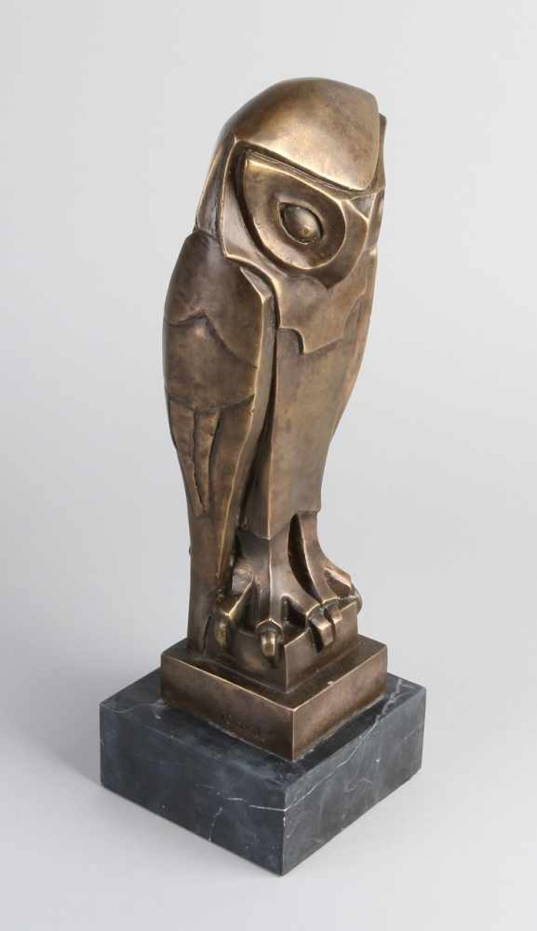 Bronzefigur auf schwarzem Marmorsockel. 21. Jahrhundert. Eule im Art-Deco-Stil. Signiert Fernande.