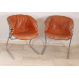 Zwei Schalensitze mit braunen Ledersitzen und Chrom. Kabelgebundene Stühle. Von Gastone Rinaldi