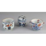 Drei Teile chinesisches Porzellan aus dem 18. Jahrhundert. Bestehend aus: Zwei Schalen, Blumen,