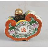 Chinesische Schnupftabakflasche aus Porzellan mit Blumen- / Gold- und chinesischem Schriftzeichen.